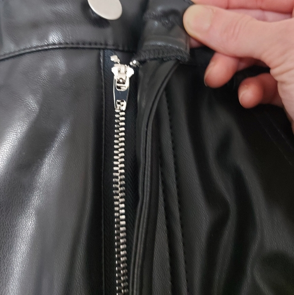 Fashion Nova faux leather skirt - Picture 6 of 11